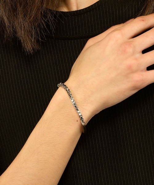 NO ID.(ノーアイディ)の「ab1832-ナローIDブレスレット(858170-478A)(ブレスレット・メンズ・シルバー・ONE SIZE)」の4枚目の写真