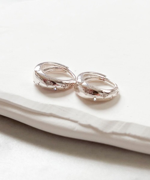 yu-ka(ユーカ)の「YU-KA:アンティークライクぷっくりフープピアス Antique-style puffy hoop earrings(ピアス(両耳用)・レディース・シルバー・FREE)」の2枚目の写真