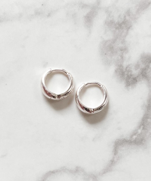 yu-ka(ユーカ)の「YU-KA:アンティークライクぷっくりフープピアス Antique-style puffy hoop earrings(ピアス(両耳用)・レディース・シルバー・FREE)」の3枚目の写真