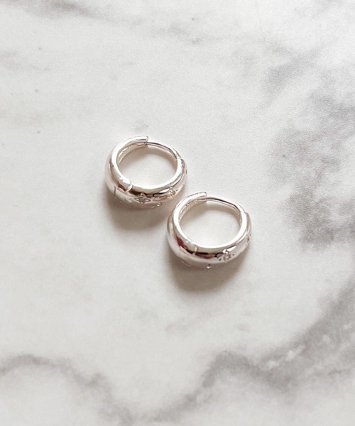 yu-ka(ユーカ)の「YU-KA:アンティークライクぷっくりフープピアス Antique-style puffy hoop earrings(ピアス(両耳用)・レディース・シルバー・FREE)」の4枚目の写真