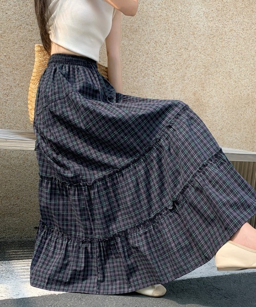 LUCPY(ラクピー)の「チェック柄ティアードロングスカート(スカート・レディース・ネイビー・LARGE/MEDIUM/SMALL)」の2枚目の写真
