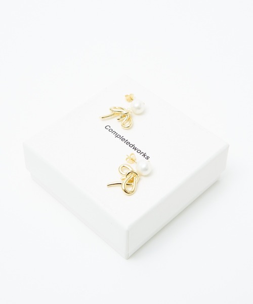 DESIGNWORKS(デザインワークス)の「【Completedworks /コンプリーテッドワークス】リボンモチーフ 淡水パール ピアス(ピアス(両耳用)・レディース・ゴールド・フリー)」の4枚目の写真