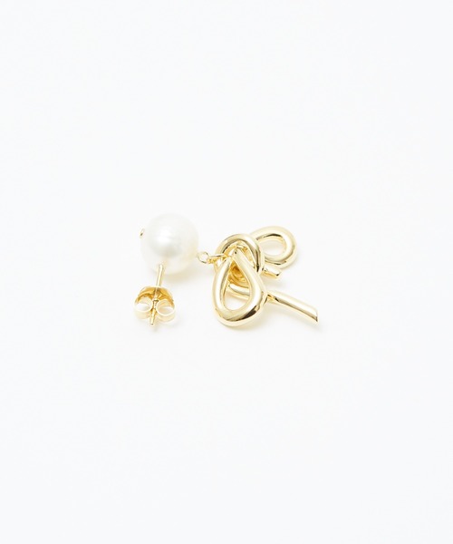 DESIGNWORKS(デザインワークス)の「【Completedworks /コンプリーテッドワークス】リボンモチーフ 淡水パール ピアス(ピアス(両耳用)・レディース・ゴールド・フリー)」の5枚目の写真