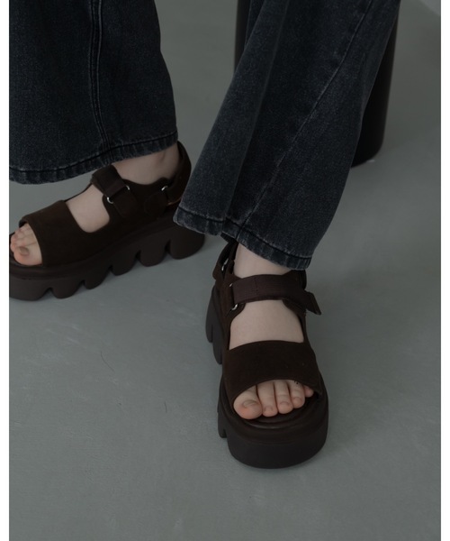 JUMELLE(ジュメロ)の「厚底ツーベルトサンダル(サンダル・レディース・ブラウン/ブラック・SMALL/LARGE/MEDIUM)」の3枚目の写真