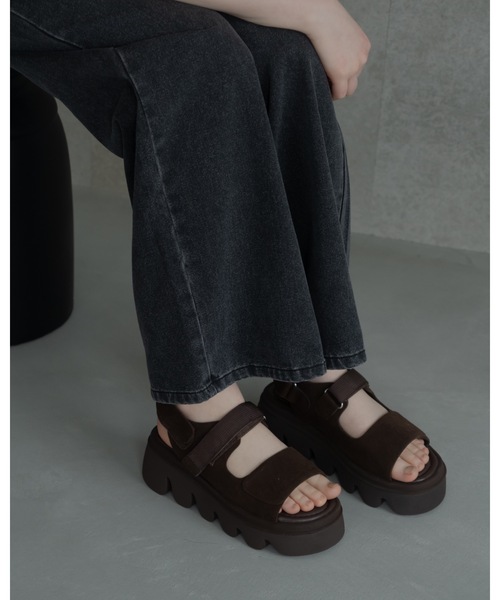 JUMELLE(ジュメロ)の「厚底ツーベルトサンダル(サンダル・レディース・ブラウン/ブラック・SMALL/LARGE/MEDIUM)」の4枚目の写真