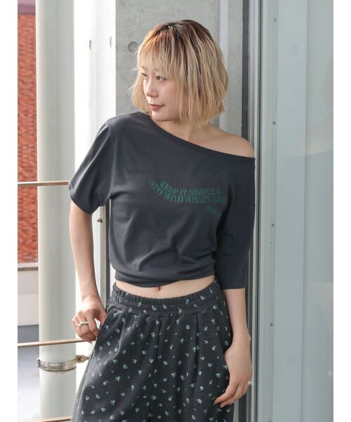 Ungrid(アングリッド)の「UV機能ワンショルロゴコンパクトTee(Tシャツ/カットソー・レディース・オフホワイト/ブルー/チャコールグレー・FREE)」の2枚目の写真