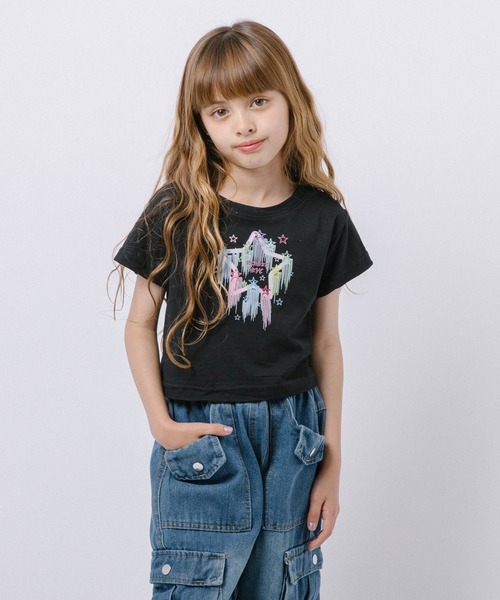 URBAN CHERRY（アーバンチェリー）の「ポップスターロゴプリントクロップドトップス（Tシャツ/カットソー・キッズ・ホワイト/ブラック・160cm/150cm/140cm/130cm/120cm/110cm）」の2枚目の写真