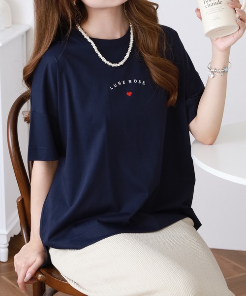 BRODIAEA(ブローディア)の「BRODIAEA ミニハートロゴ刺繍半袖Tシャツ(Tシャツ/カットソー・レディース・グレイッシュベージュ/オフホワイト/ネイビー/コーラル・40)」の3枚目の写真