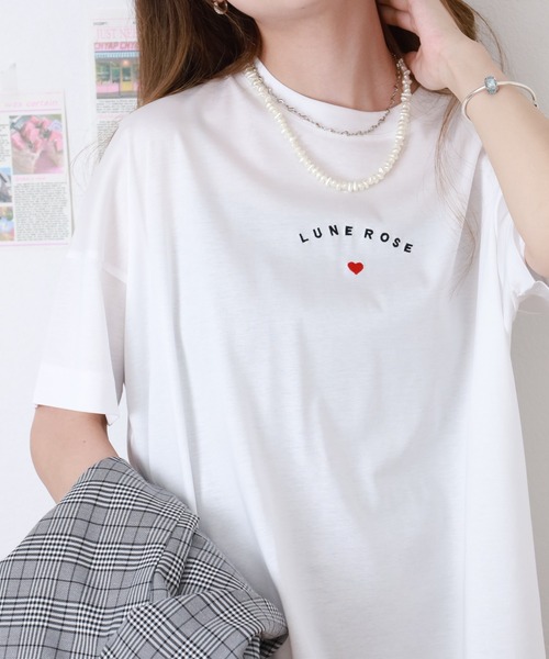 BRODIAEA(ブローディア)の「BRODIAEA ミニハートロゴ刺繍半袖Tシャツ(Tシャツ/カットソー・レディース・グレイッシュベージュ/オフホワイト/ネイビー/コーラル・40)」の1枚目の写真