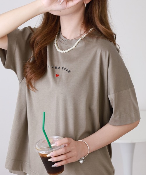 BRODIAEA(ブローディア)の「BRODIAEA ミニハートロゴ刺繍半袖Tシャツ(Tシャツ/カットソー・レディース・グレイッシュベージュ/オフホワイト/ネイビー/コーラル・40)」の2枚目の写真