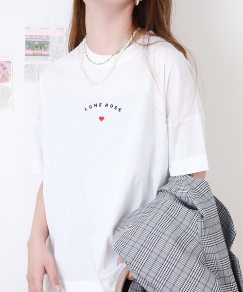 BRODIAEA(ブローディア)の「BRODIAEA ミニハートロゴ刺繍半袖Tシャツ(Tシャツ/カットソー・レディース・グレイッシュベージュ/オフホワイト/ネイビー/コーラル・40)」の5枚目の写真