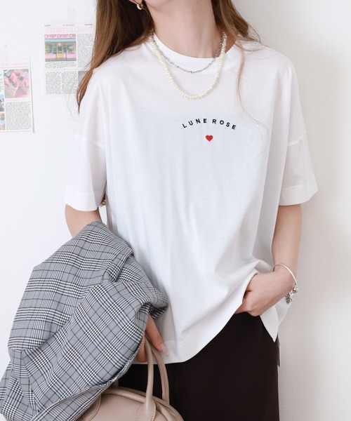 BRODIAEA(ブローディア)の「BRODIAEA ミニハートロゴ刺繍半袖Tシャツ(Tシャツ/カットソー・レディース・グレイッシュベージュ/オフホワイト/ネイビー/コーラル・40)」の6枚目の写真