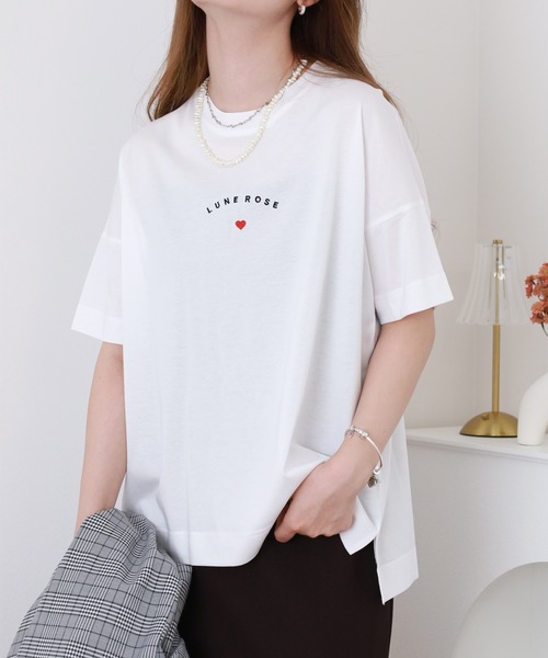 BRODIAEA(ブローディア)の「BRODIAEA ミニハートロゴ刺繍半袖Tシャツ(Tシャツ/カットソー・レディース・グレイッシュベージュ/オフホワイト/ネイビー/コーラル・40)」の7枚目の写真