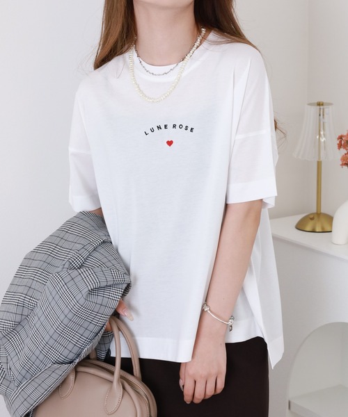 BRODIAEA(ブローディア)の「BRODIAEA ミニハートロゴ刺繍半袖Tシャツ(Tシャツ/カットソー・レディース・グレイッシュベージュ/オフホワイト/ネイビー/コーラル・40)」の8枚目の写真