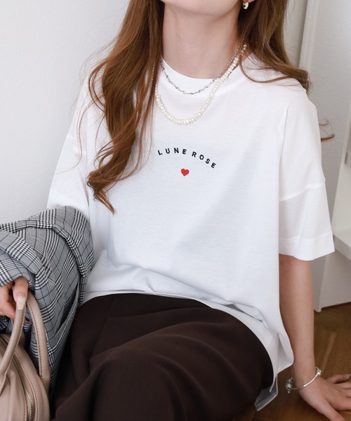 BRODIAEA(ブローディア)の「BRODIAEA ミニハートロゴ刺繍半袖Tシャツ(Tシャツ/カットソー・レディース・グレイッシュベージュ/オフホワイト/ネイビー/コーラル・40)」の9枚目の写真