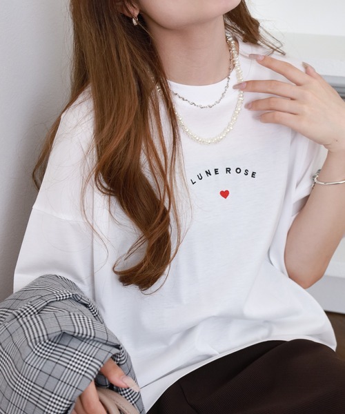 BRODIAEA(ブローディア)の「BRODIAEA ミニハートロゴ刺繍半袖Tシャツ(Tシャツ/カットソー・レディース・グレイッシュベージュ/オフホワイト/ネイビー/コーラル・40)」の10枚目の写真