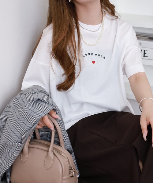 BRODIAEA(ブローディア)の「BRODIAEA ミニハートロゴ刺繍半袖Tシャツ(Tシャツ/カットソー・レディース・グレイッシュベージュ/オフホワイト/ネイビー/コーラル・40)」の11枚目の写真