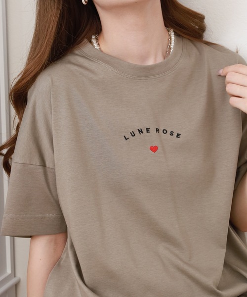 BRODIAEA(ブローディア)の「BRODIAEA ミニハートロゴ刺繍半袖Tシャツ(Tシャツ/カットソー・レディース・グレイッシュベージュ/オフホワイト/ネイビー/コーラル・40)」の14枚目の写真