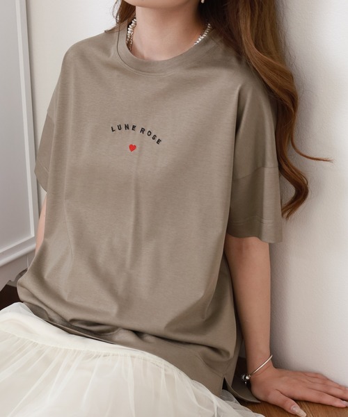 BRODIAEA(ブローディア)の「BRODIAEA ミニハートロゴ刺繍半袖Tシャツ(Tシャツ/カットソー・レディース・グレイッシュベージュ/オフホワイト/ネイビー/コーラル・40)」の15枚目の写真
