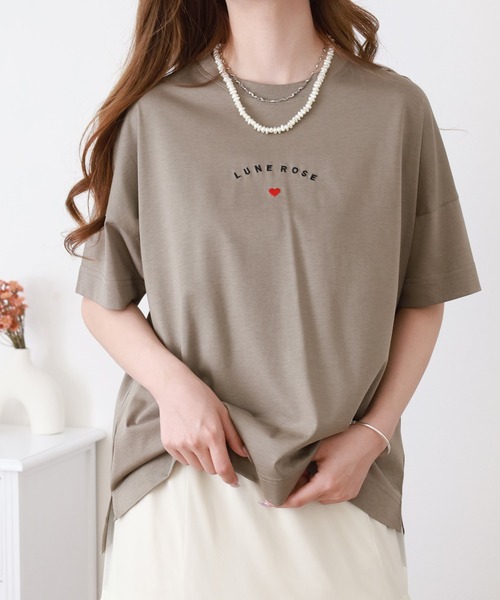 BRODIAEA(ブローディア)の「BRODIAEA ミニハートロゴ刺繍半袖Tシャツ(Tシャツ/カットソー・レディース・グレイッシュベージュ/オフホワイト/ネイビー/コーラル・40)」の17枚目の写真