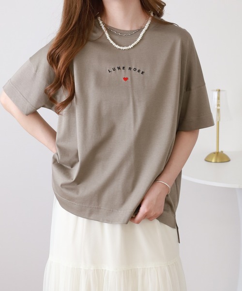 BRODIAEA(ブローディア)の「BRODIAEA ミニハートロゴ刺繍半袖Tシャツ(Tシャツ/カットソー・レディース・グレイッシュベージュ/オフホワイト/ネイビー/コーラル・40)」の18枚目の写真