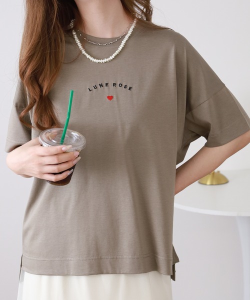 BRODIAEA(ブローディア)の「BRODIAEA ミニハートロゴ刺繍半袖Tシャツ(Tシャツ/カットソー・レディース・グレイッシュベージュ/オフホワイト/ネイビー/コーラル・40)」の19枚目の写真