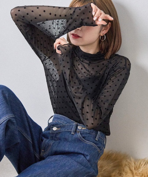 each（イーチ）の「フロッキードットプリントシアータートルネックプルオーバー（Tシャツ/カットソー・レディース・ブラウン/ブラック/アイボリー・FREE）」の2枚目の写真