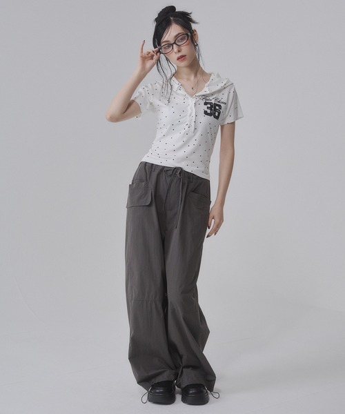 ENVYM(アンビー)の「ナイロンイージーカーゴパンツ(カーゴパンツ・レディース・ベージュ/チャコールグレー・SMALL)」の13枚目の写真