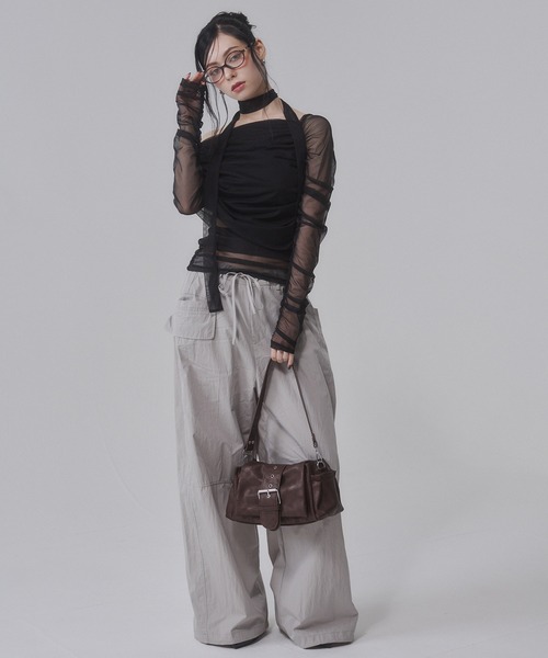 ENVYM(アンビー)の「ナイロンイージーカーゴパンツ(カーゴパンツ・レディース・ベージュ/チャコールグレー・SMALL)」の22枚目の写真