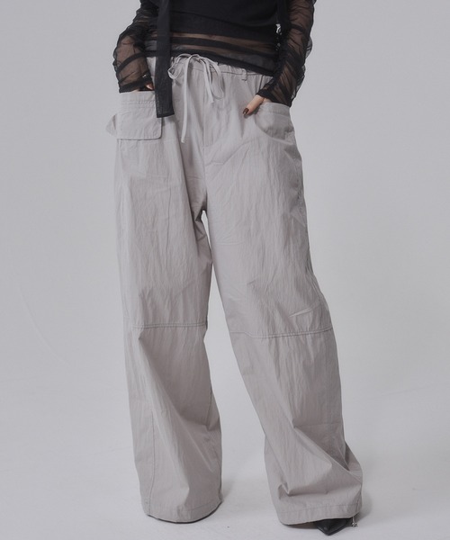 ENVYM(アンビー)の「ナイロンイージーカーゴパンツ(カーゴパンツ・レディース・ベージュ/チャコールグレー・SMALL)」の14枚目の写真