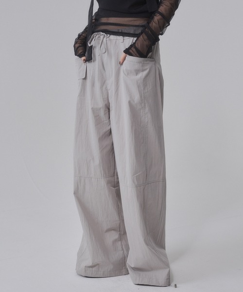 ENVYM(アンビー)の「ナイロンイージーカーゴパンツ(カーゴパンツ・レディース・ベージュ/チャコールグレー・SMALL)」の15枚目の写真