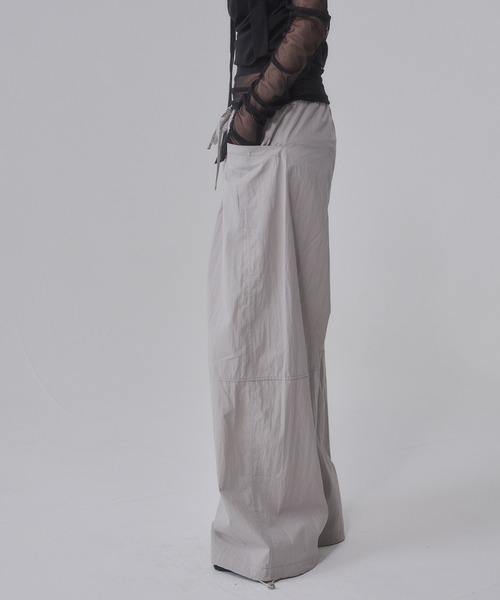 ENVYM(アンビー)の「ナイロンイージーカーゴパンツ(カーゴパンツ・レディース・ベージュ/チャコールグレー・SMALL)」の17枚目の写真