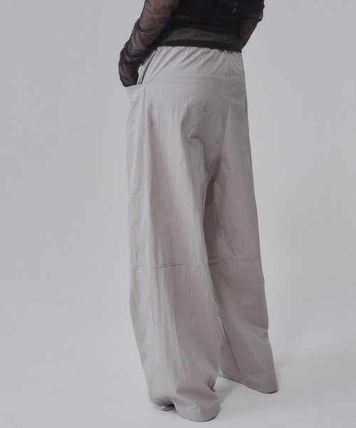 ENVYM(アンビー)の「ナイロンイージーカーゴパンツ(カーゴパンツ・レディース・ベージュ/チャコールグレー・SMALL)」の18枚目の写真
