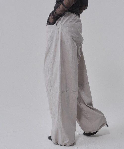 ENVYM(アンビー)の「ナイロンイージーカーゴパンツ(カーゴパンツ・レディース・ベージュ/チャコールグレー・SMALL)」の19枚目の写真