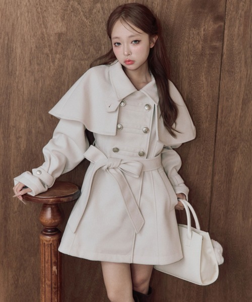 OLIVE des OLIVE(オリーブデオリーブ)の「ケープ付きコート(ノーカラーコート・レディース・ブラウン/ブラック/アイボリー・FREE)」の1枚目の写真