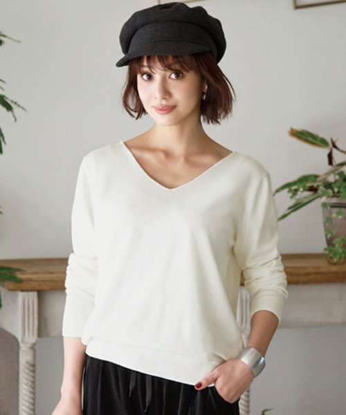 STYLE DELI(スタイルデリ)の「【しっとりタッチ】スムースVネックニット(ニット/セーター・レディース・アイボリー/グレイッシュベージュ/オフホワイト・MEDIUM)」の3枚目の写真
