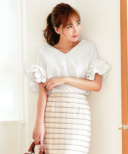 KOBE LETTUCE（コウベレタス）の「ボリュームフリル袖Vネックブラウス/レディーストップス/フレアスリーブ[C2791]神戸レタス（シャツ/ブラウス・レディース・チェリーピンク/グリーン/スモークピンク/ボルドー/ブラック/オフホワイト/サックスブルー/キャメル/ベージュ/ブルー系その他/イエロー系その他/チェック/ブラック系その他・FREE）」の2枚目の写真