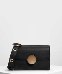 CHARLES & KEITH | サーキュラープッシュロッククロスボディバッグ / Circular Push Lock Crossbody Bag(ショルダーバッグ)
