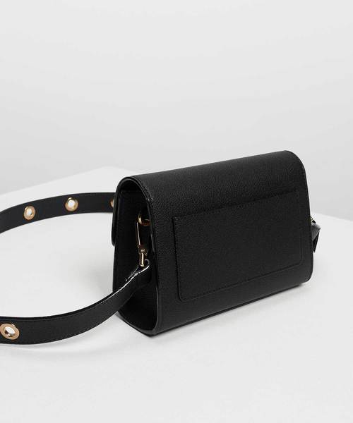 CHARLES & KEITH(チャールズ & キース)の「サーキュラープッシュロッククロスボディバッグ / Circular Push Lock Crossbody Bag(ショルダーバッグ・レディース・ブラック/ブルーグリーン/プラム・S)」の8枚目の写真