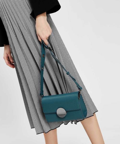CHARLES & KEITH(チャールズ & キース)の「サーキュラープッシュロッククロスボディバッグ / Circular Push Lock Crossbody Bag(ショルダーバッグ・レディース・ブラック/ブルーグリーン/プラム・S)」の14枚目の写真