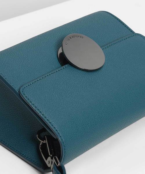 CHARLES & KEITH(チャールズ & キース)の「サーキュラープッシュロッククロスボディバッグ / Circular Push Lock Crossbody Bag(ショルダーバッグ・レディース・ブラック/ブルーグリーン/プラム・S)」の7枚目の写真