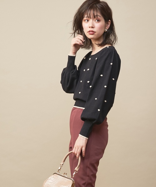 natural couture（ナチュラルクチュール）の「配色ポンポンレトロニット（ニット/セーター・レディース・ブラック/パープル/アイボリー/ピンクベージュ・FREE）」の2枚目の写真