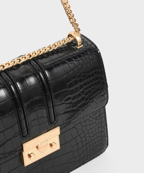 CHARLES & KEITH（チャールズ & キース）の「クロックエフェクトチェーンストラップショルダーバッグ / Croc-Effect Chain Strap Shoulder Bag（ショルダーバッグ・レディース・ブラック/ダークグリーン/パープル/クリアレッド・S）」の5枚目の写真