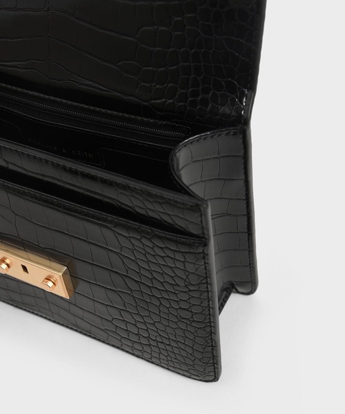 CHARLES & KEITH（チャールズ & キース）の「クロックエフェクトチェーンストラップショルダーバッグ / Croc-Effect Chain Strap Shoulder Bag（ショルダーバッグ・レディース・ブラック/ダークグリーン/パープル/クリアレッド・S）」の13枚目の写真