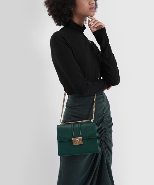 CHARLES & KEITH（チャールズ & キース）の「クロックエフェクトチェーンストラップショルダーバッグ / Croc-Effect Chain Strap Shoulder Bag（ショルダーバッグ・レディース・ブラック/ダークグリーン/パープル/クリアレッド・S）」の21枚目の写真