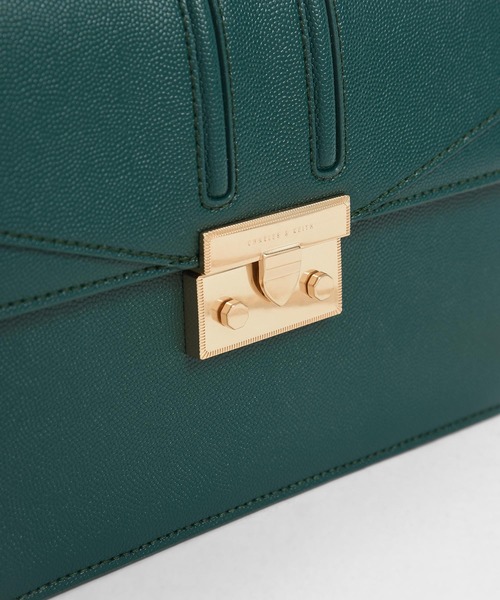 CHARLES & KEITH（チャールズ & キース）の「クロックエフェクトチェーンストラップショルダーバッグ / Croc-Effect Chain Strap Shoulder Bag（ショルダーバッグ・レディース・ブラック/ダークグリーン/パープル/クリアレッド・S）」の8枚目の写真