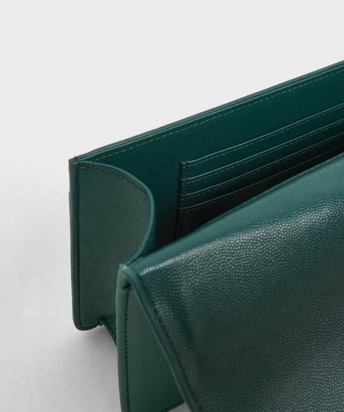 CHARLES & KEITH（チャールズ & キース）の「クロックエフェクトチェーンストラップショルダーバッグ / Croc-Effect Chain Strap Shoulder Bag（ショルダーバッグ・レディース・ブラック/ダークグリーン/パープル/クリアレッド・S）」の11枚目の写真