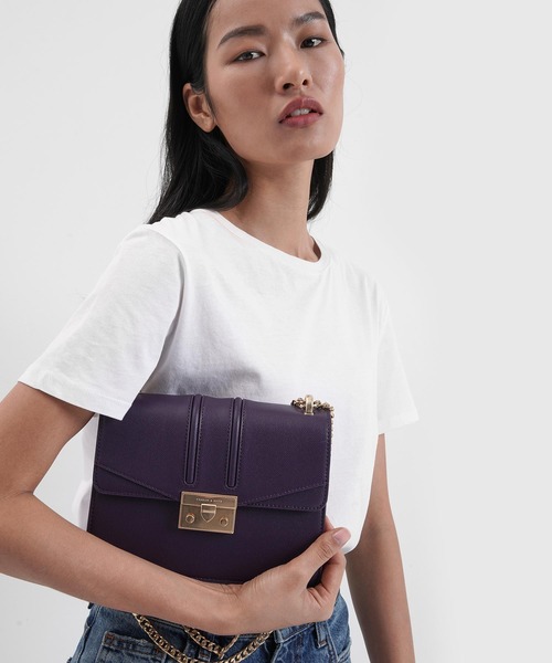 CHARLES & KEITH（チャールズ & キース）の「クロックエフェクトチェーンストラップショルダーバッグ / Croc-Effect Chain Strap Shoulder Bag（ショルダーバッグ・レディース・ブラック/ダークグリーン/パープル/クリアレッド・S）」の6枚目の写真