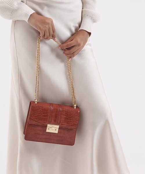 CHARLES & KEITH（チャールズ & キース）の「クロックエフェクトチェーンストラップショルダーバッグ / Croc-Effect Chain Strap Shoulder Bag（ショルダーバッグ・レディース・ブラック/ダークグリーン/パープル/クリアレッド・S）」の9枚目の写真