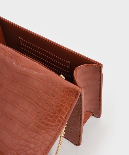 CHARLES & KEITH（チャールズ & キース）の「クロックエフェクトチェーンストラップショルダーバッグ / Croc-Effect Chain Strap Shoulder Bag（ショルダーバッグ・レディース・ブラック/ダークグリーン/パープル/クリアレッド・S）」の7枚目の写真